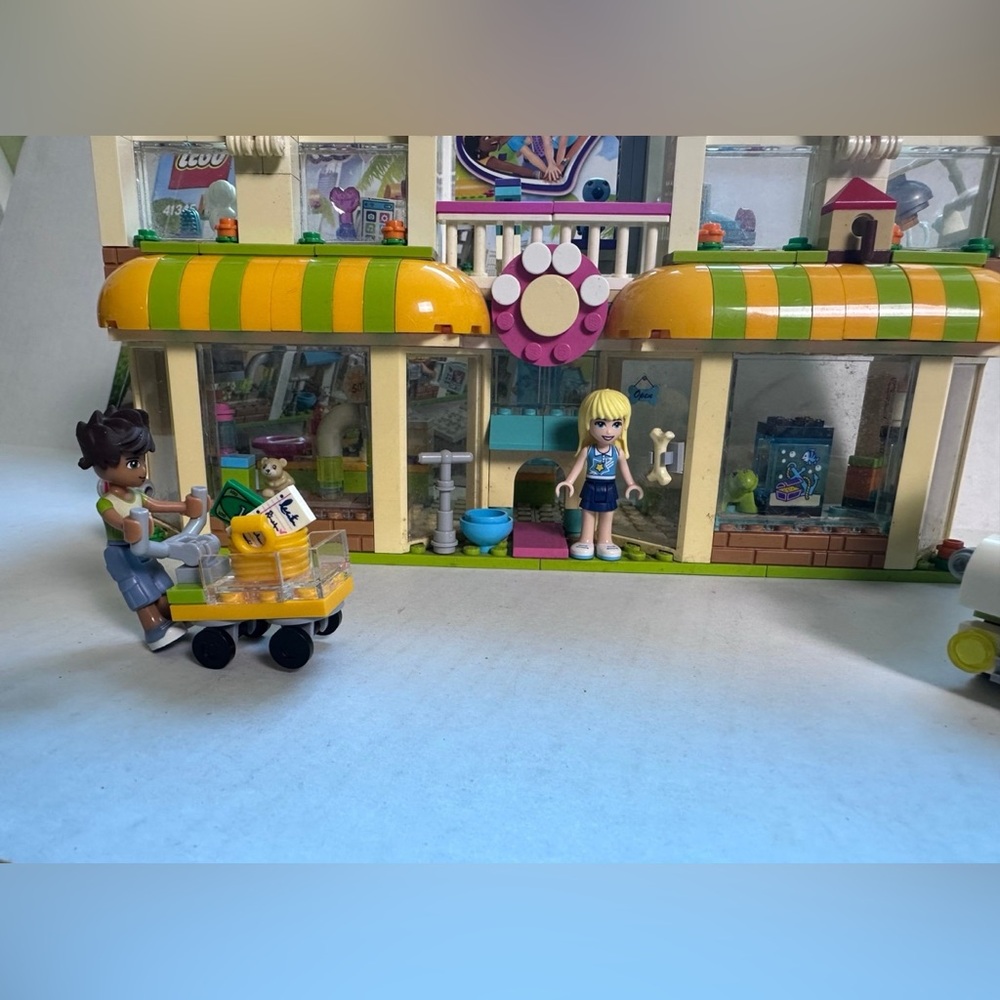 LEGO Friends Heartlake City Pet Center 41345 - Picture 2 of 6
